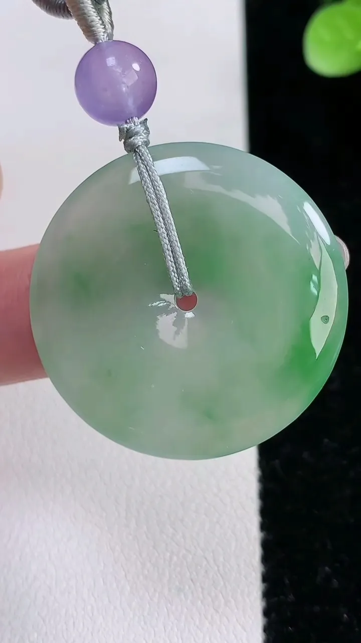 天然A货翡翠平安扣吊坠，尺寸32-4.5，重:8.83g
12月15日