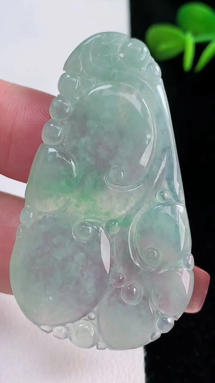 天然A货翡翠如意吊坠，尺寸53.2-31-2.2，重量:9.68g
12月15日