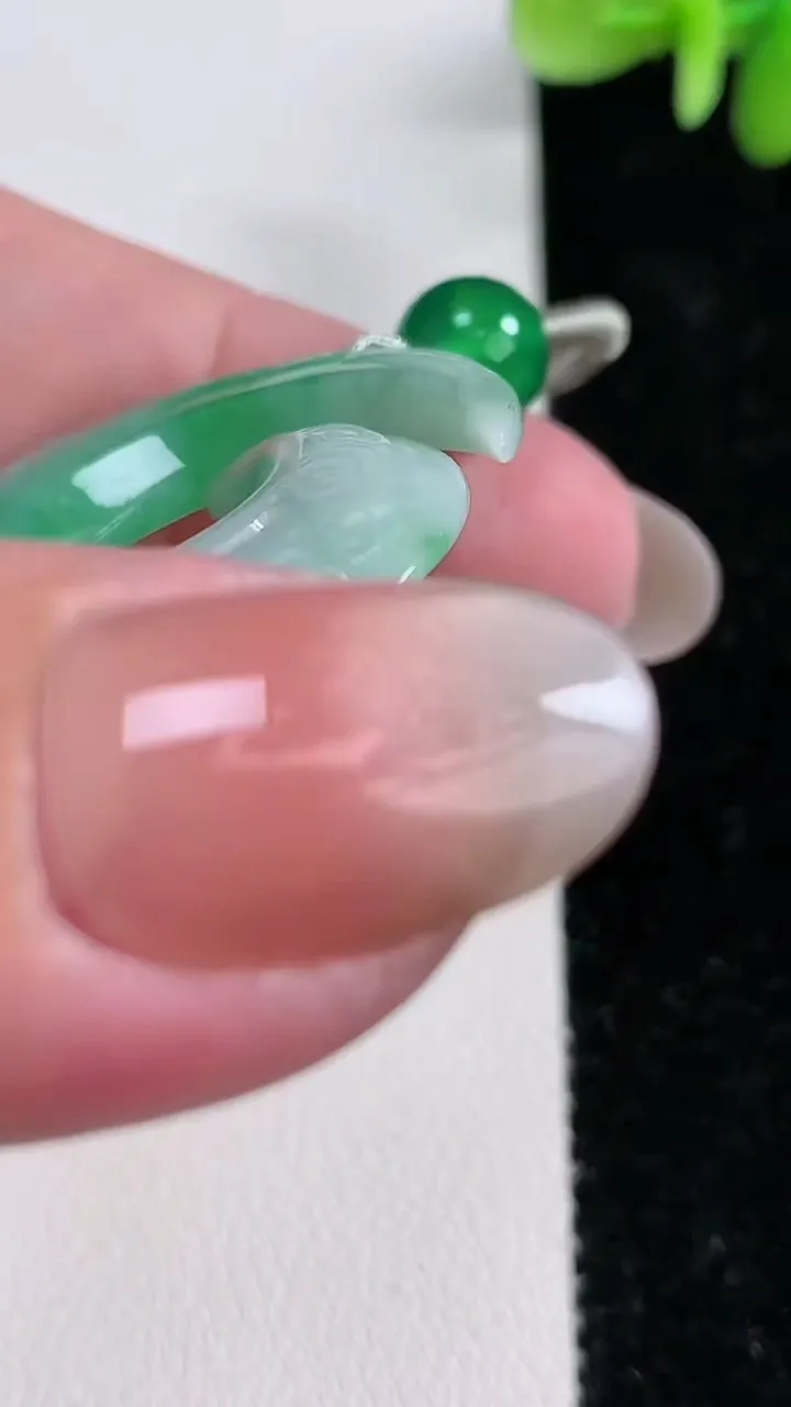 天然A货翡翠时来运转吊坠，尺寸38.6-4.3，重:10.24g
12月15日