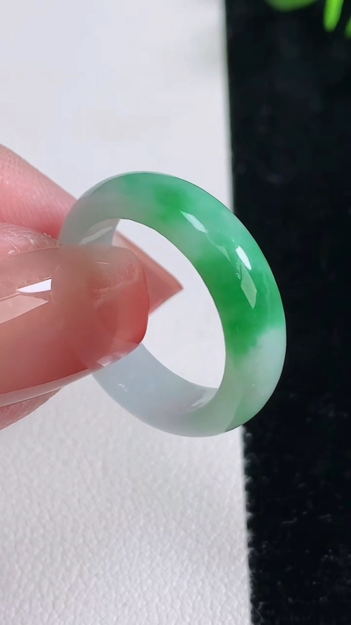 天然A货翡翠指环戒指，尺寸18.3-6-3，重量:3.82g2025年12月15日
工厂直销收藏佳品