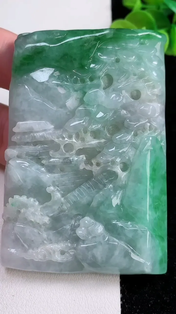 天然A货翡翠山水牌吊坠，尺寸75.6-50-9，重:88.75g
12月15日