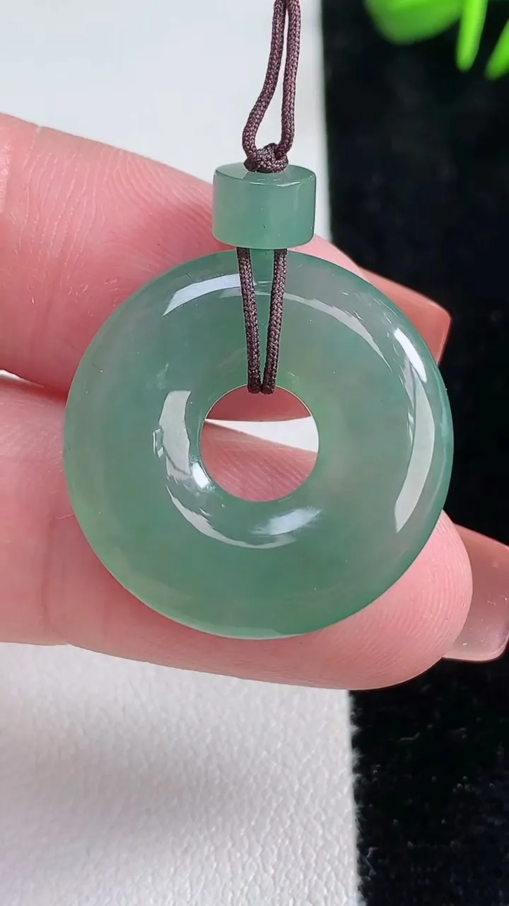 天然A货翡翠平安环吊坠，尺寸24.6-3.9，重量:5.02g
12月15日