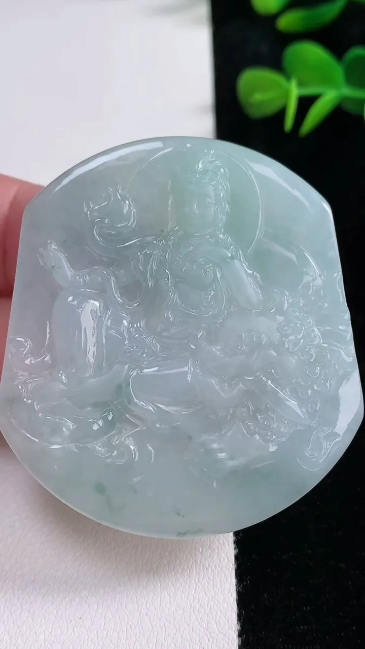 天然A货翡翠冰种飘花文殊菩萨吊坠，尺寸54.6-49.5-5.6，重量:30.38g
12月15日