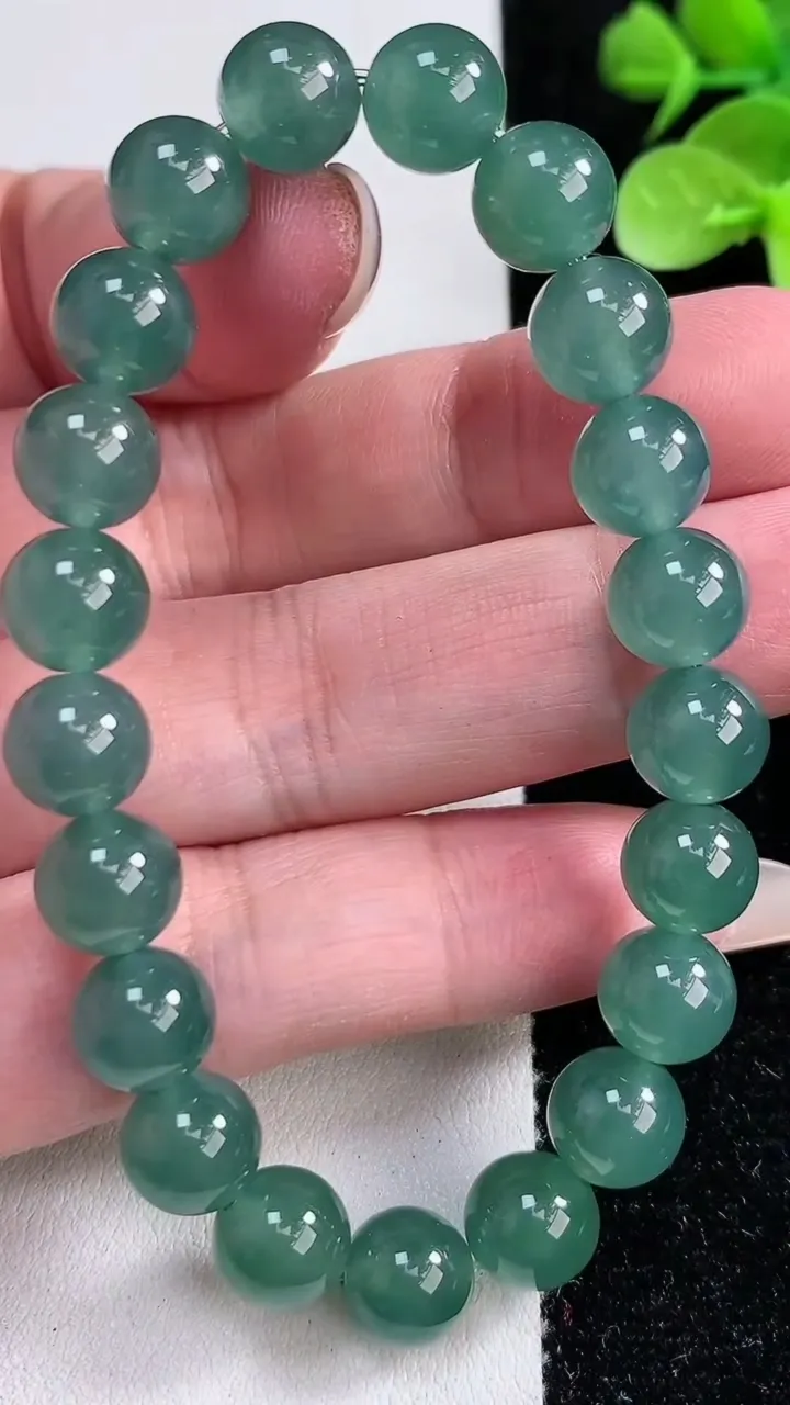 天然A货翡翠圆珠手串，尺寸8.8-21颗，重:24.38g12月15日
工厂直销收藏佳品,种好水足，色泽均匀，有种有色，上手高大气！