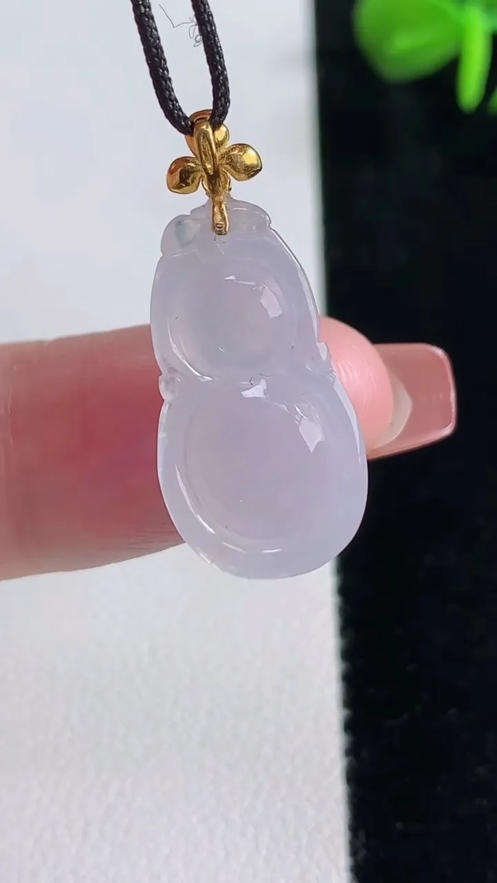 天然A货翡翠种白冰葫芦吊坠，尺寸21.8-12-5.8，重量:2.45g
12月15日