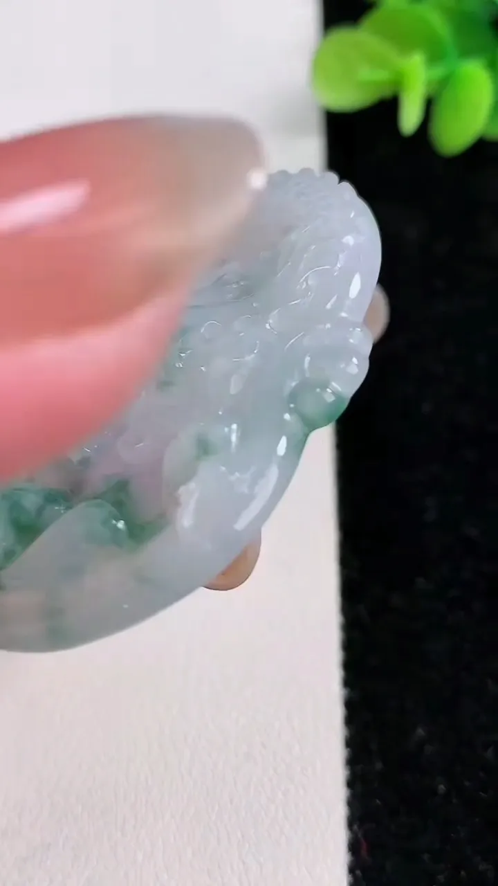 天然A货翡翠飘花龙牌吊坠，尺寸51-42-6.3，重:22.11g
12月15日