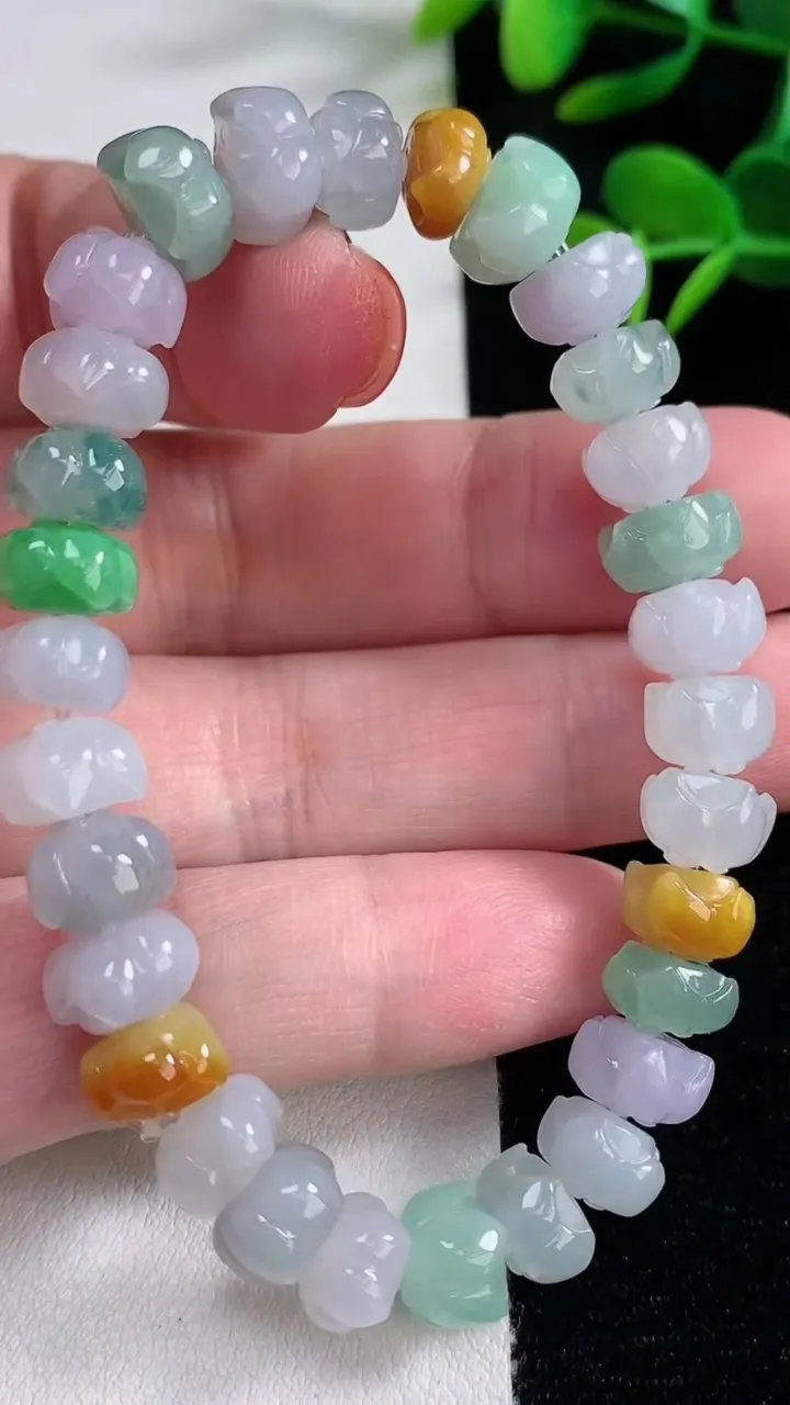 天然A货翡翠三彩莲花手串，尺寸8.5-6.2-30颗，重量:25.88g12月15日
工厂直销收藏佳品,种好水足，色泽均匀，有种有色，上手高大气！