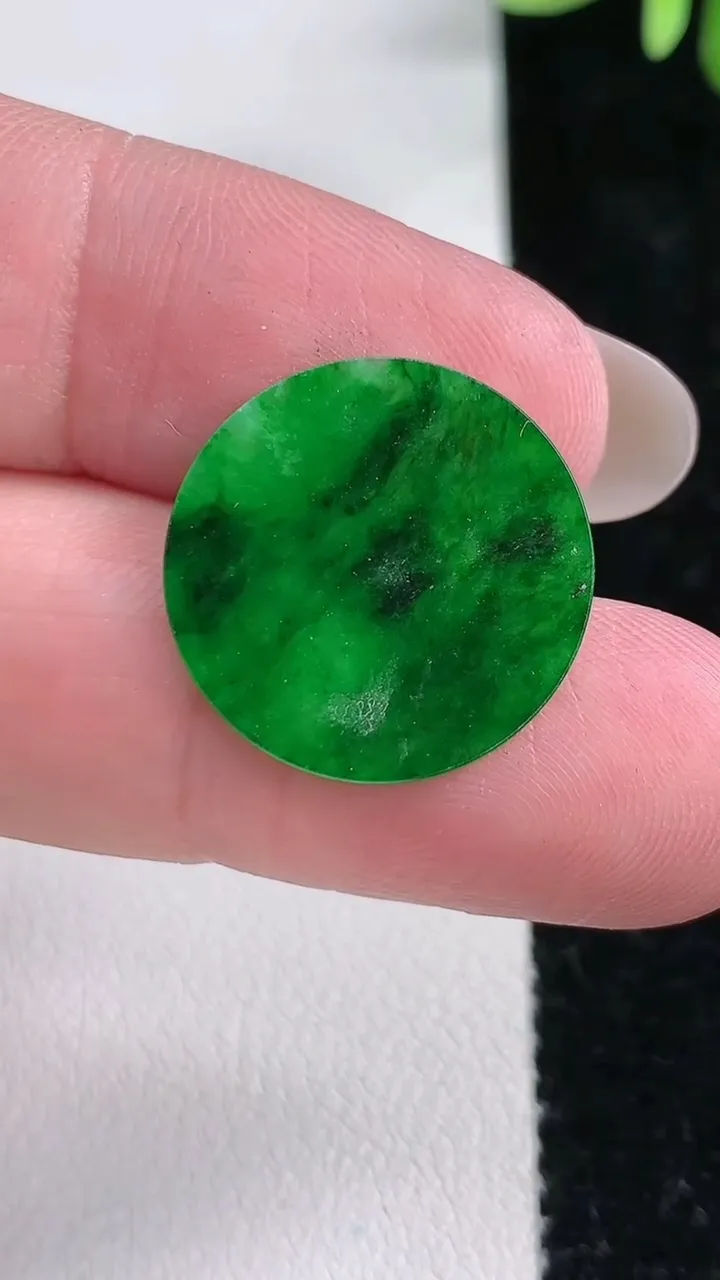 天然A货翡翠无事牌镶嵌件，尺寸19.2-1，重:0.85g
12月15日