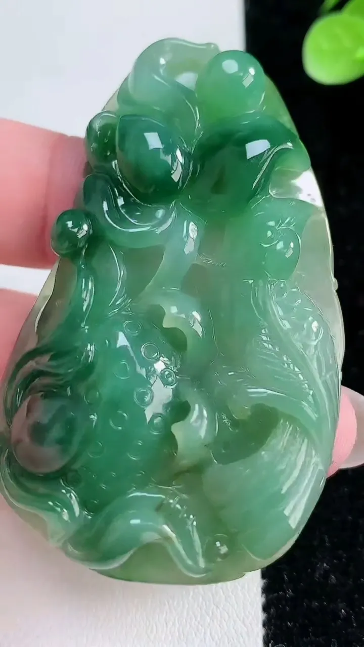 天然A货翡翠鸟语花香吊坠，尺寸61.5-39-8.8，重:33.78g
12月15日