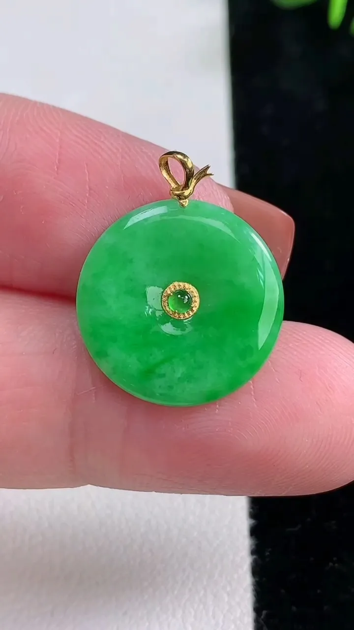 天然A货翡翠平安扣吊坠，尺寸17.4-1.7，重量:1.37g
12月15日