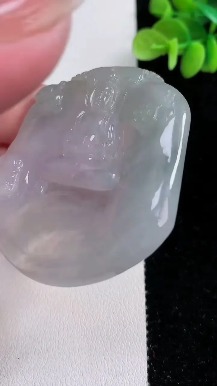 天然A货翡翠观音菩萨吊坠，尺寸54.6-51-5.7，重:28.67g
12月15日