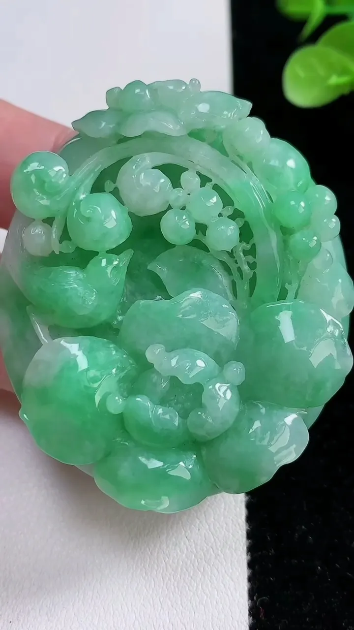 天然A货翡翠鸟语花香吊坠，尺寸55.5-48.6-13.8，重:59.38g
12月15日