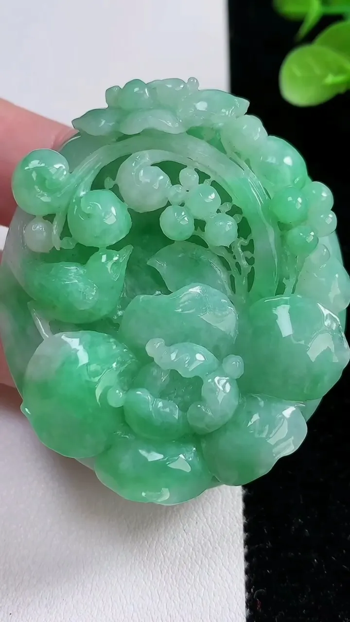 天然A货翡翠鸟语花香吊坠，尺寸55.5-48.6-13.8，重:59.38g
12月15日