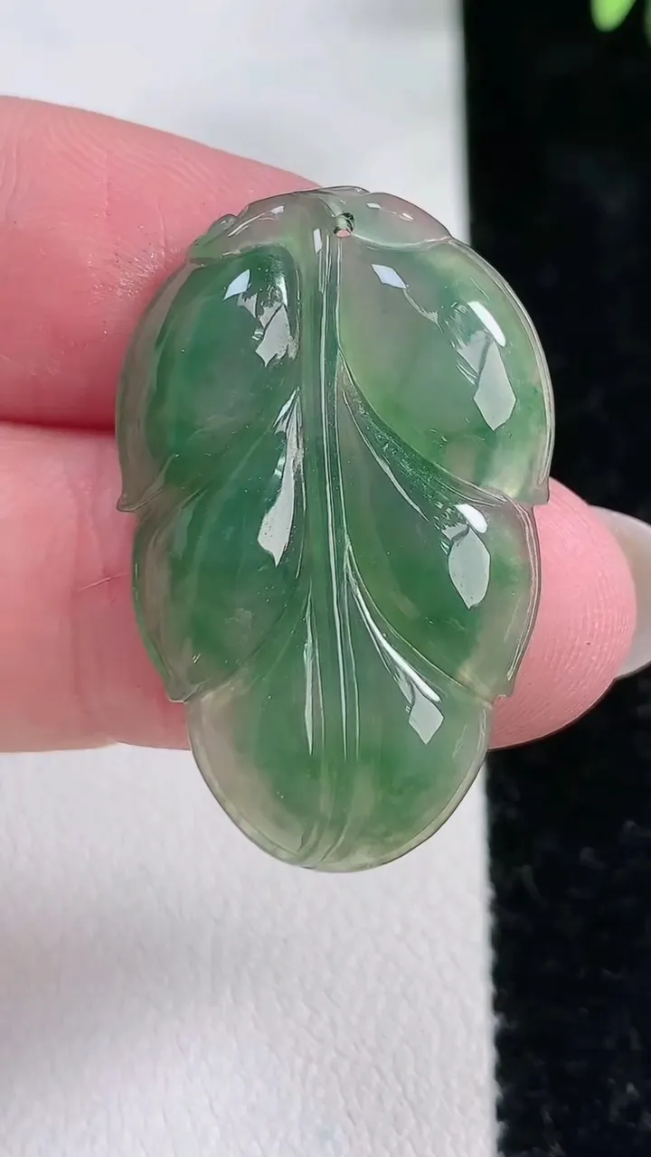 天然A货翡翠金枝玉叶 叶子吊坠，尺寸33-21.2-4.5，重:5.15g
12月15日