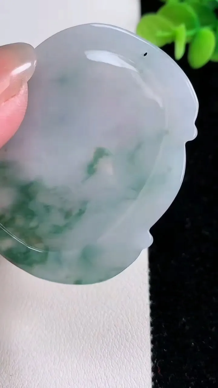 天然A货翡翠飘花龙牌吊坠，尺寸51-42-6.3，重:22.11g
12月15日