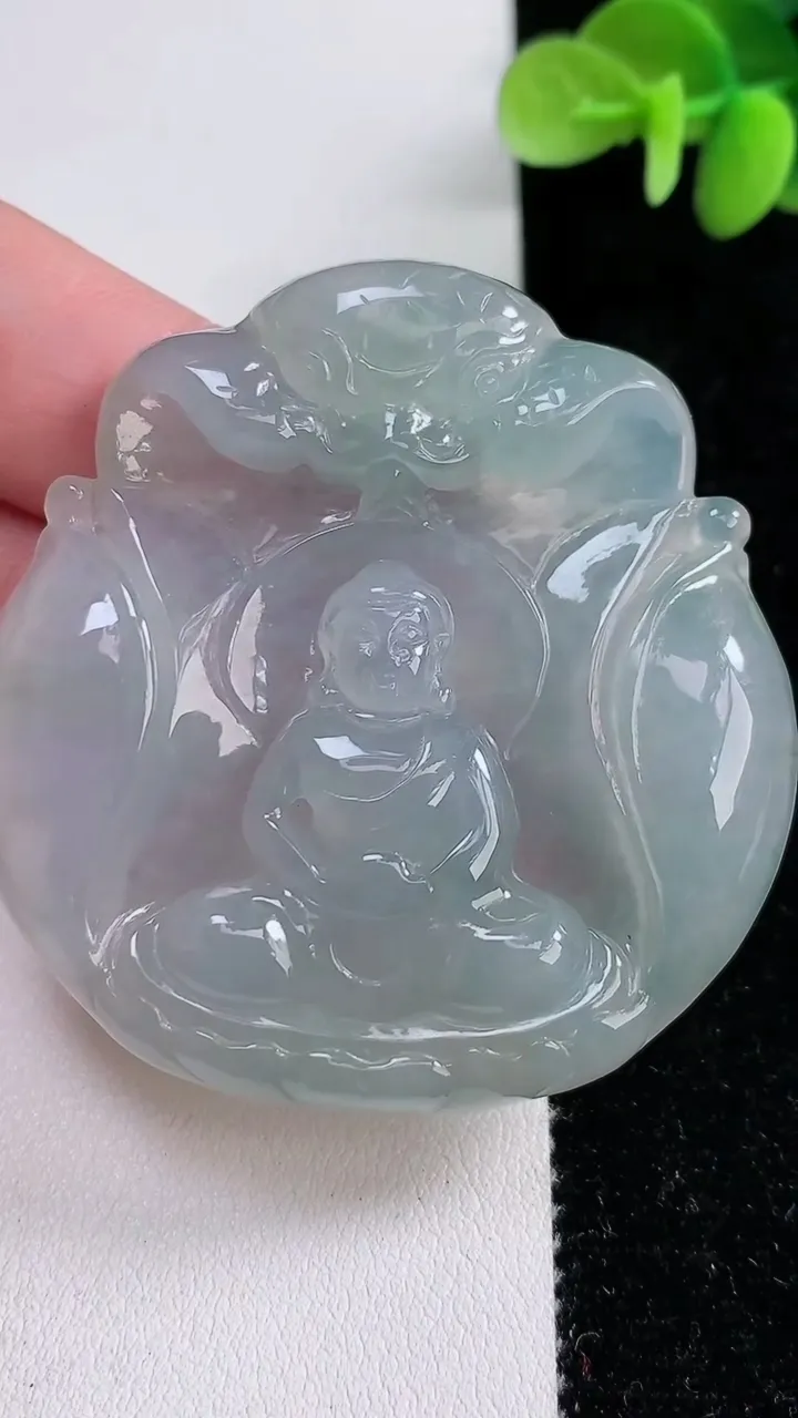 天然A货翡翠大日如来吊坠，尺寸53.8-51.6-7.9，重:34.94g
12月15日