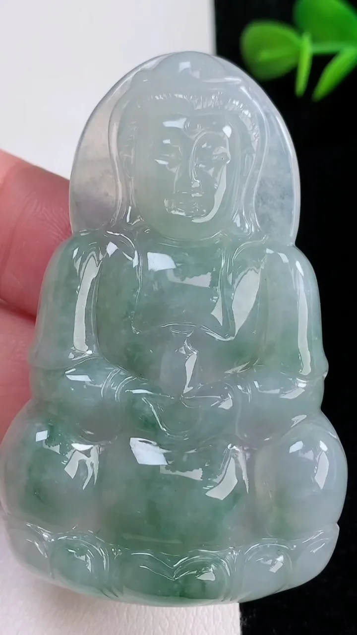 天然A货翡翠飘花观音菩萨吊坠，尺寸62.5-39-5，重量:23.78g
12月15日