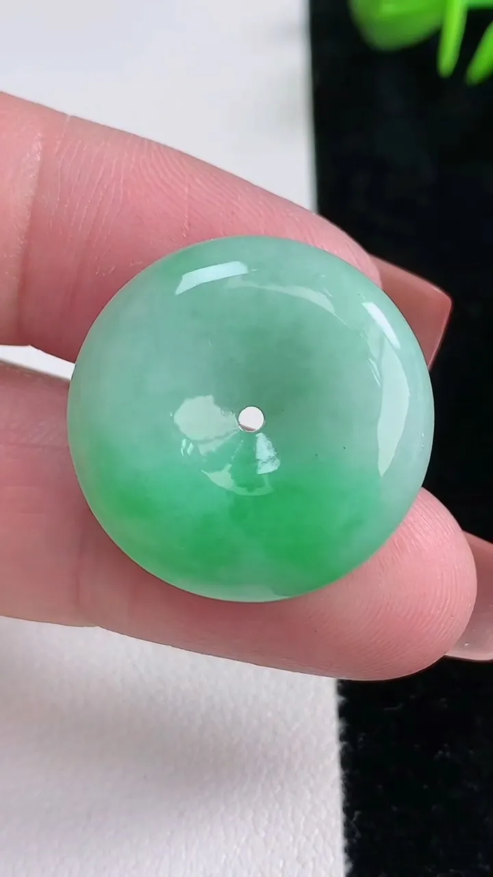 天然A货翡翠平安扣吊坠，尺寸24.5-6，重量:7.69g
12月15日