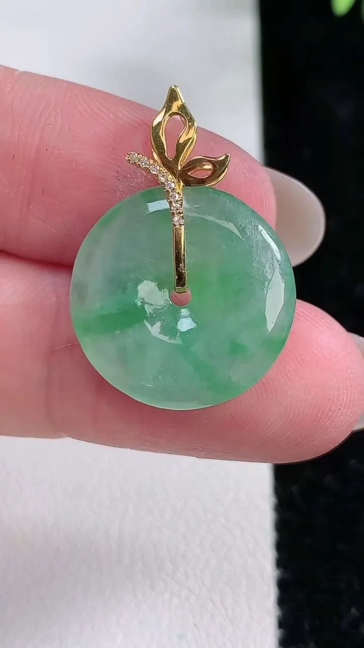 天然A货翡翠平安扣吊坠，尺寸19.1-4.7，重:3.25g
12月15日