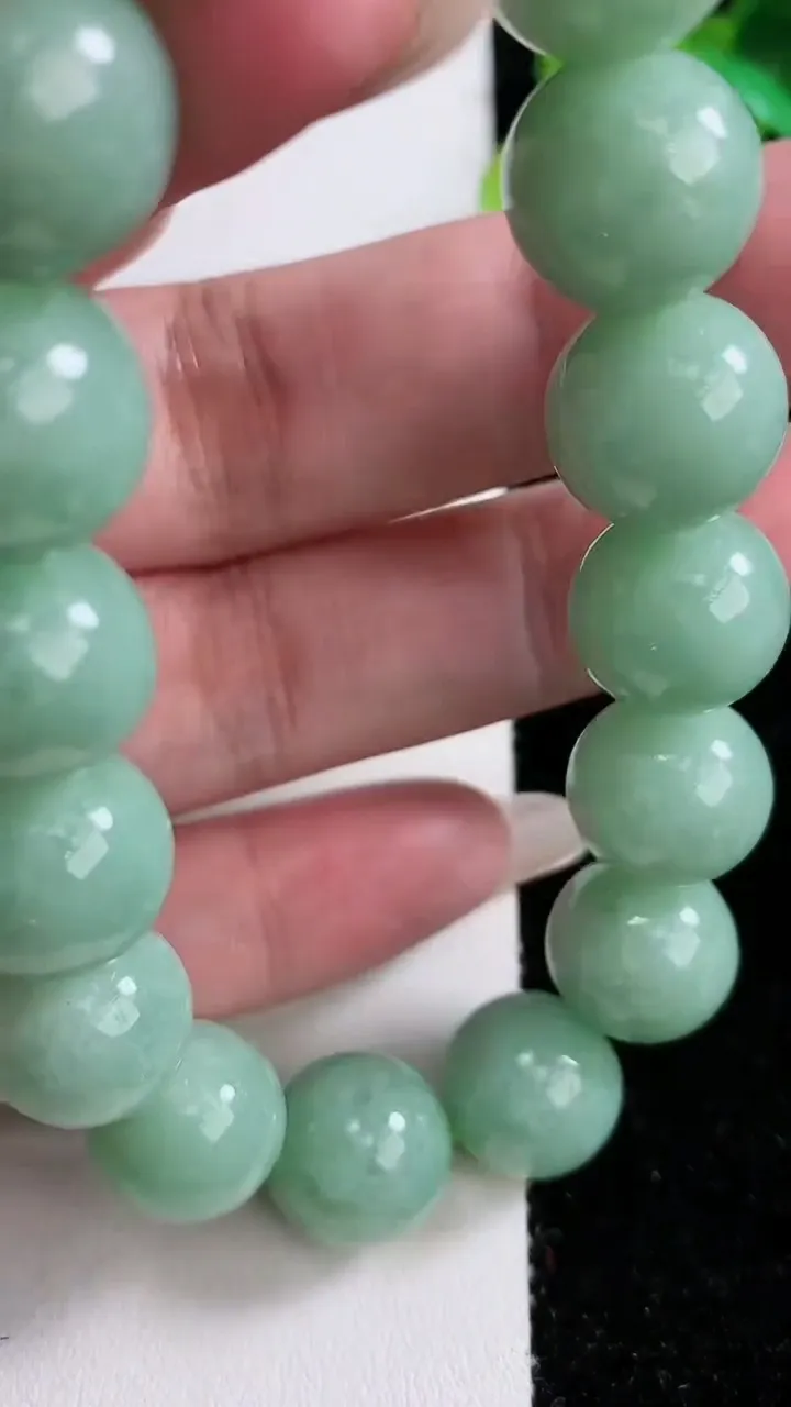 天然A货翡翠圆珠手串，尺寸13.5-16颗，重:66.67g12月15日
工厂直销收藏佳品,种好水足，色泽均匀，有种有色，上手高大气！