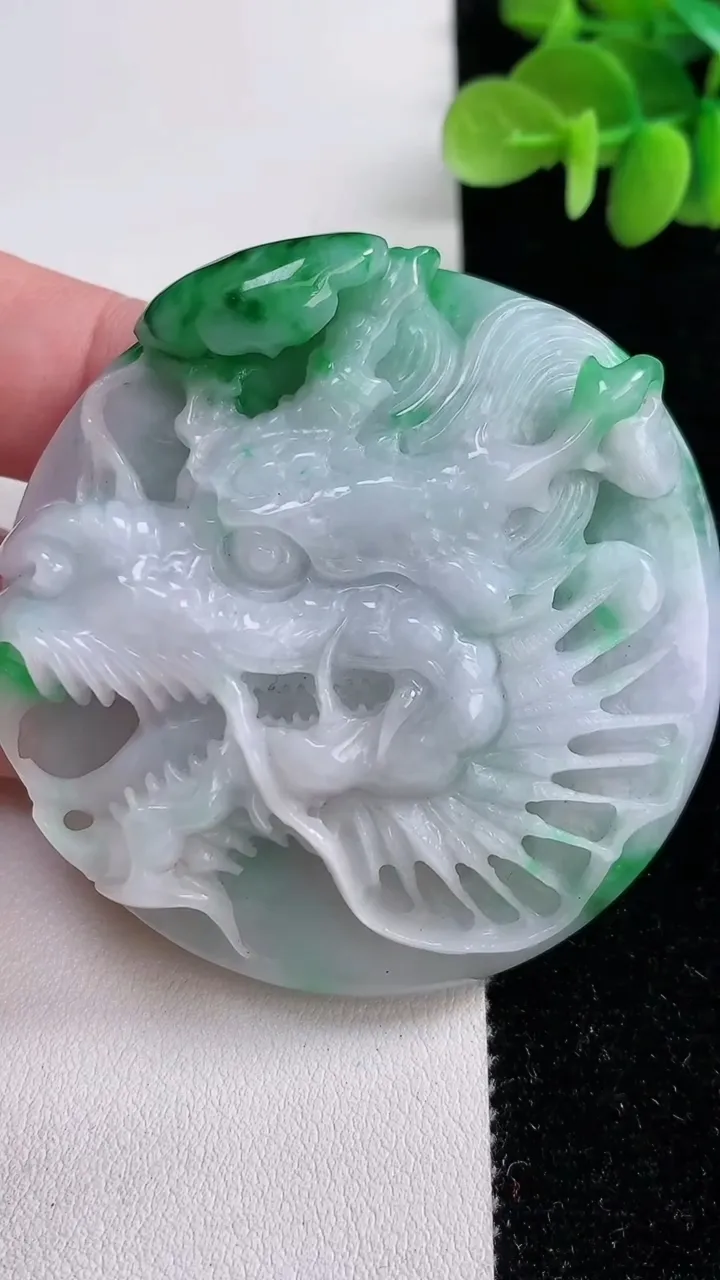 天然A货翡翠龙牌吊坠，尺寸56.8-14.2，重:70.54g
12月15日