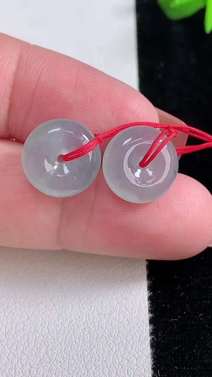 天然A货翡翠冰种飘花平安扣吊坠一对，尺寸12.6-5，重量:3.50g
12月15日