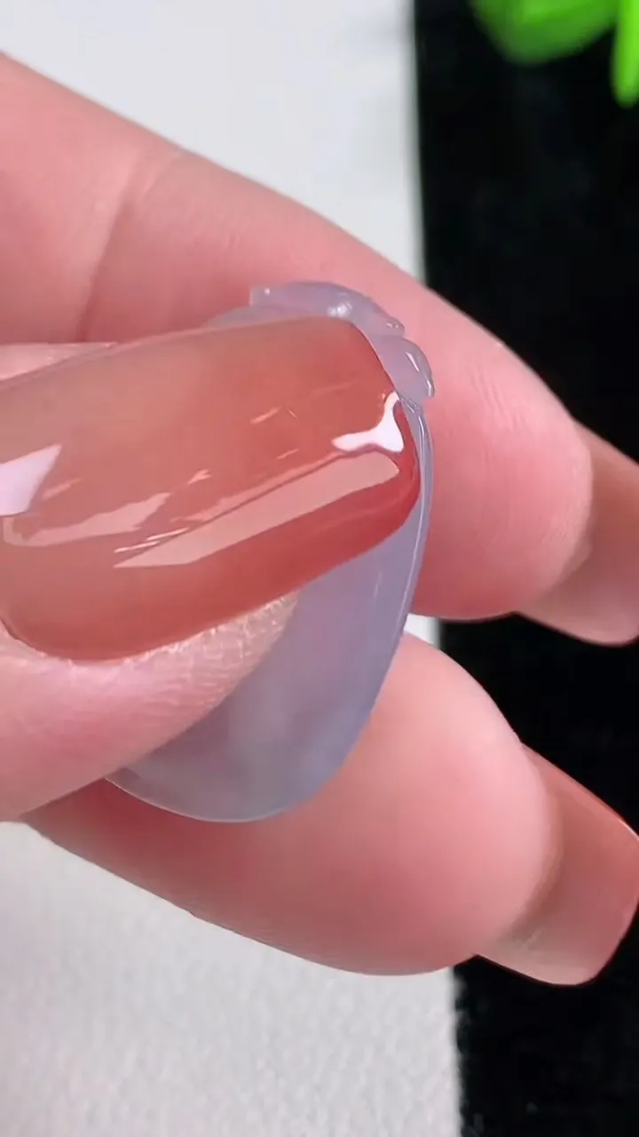 天然A货翡翠冰种紫罗兰如意吊坠，尺寸24.4-18.4-4，重量:3.56g
12月15日