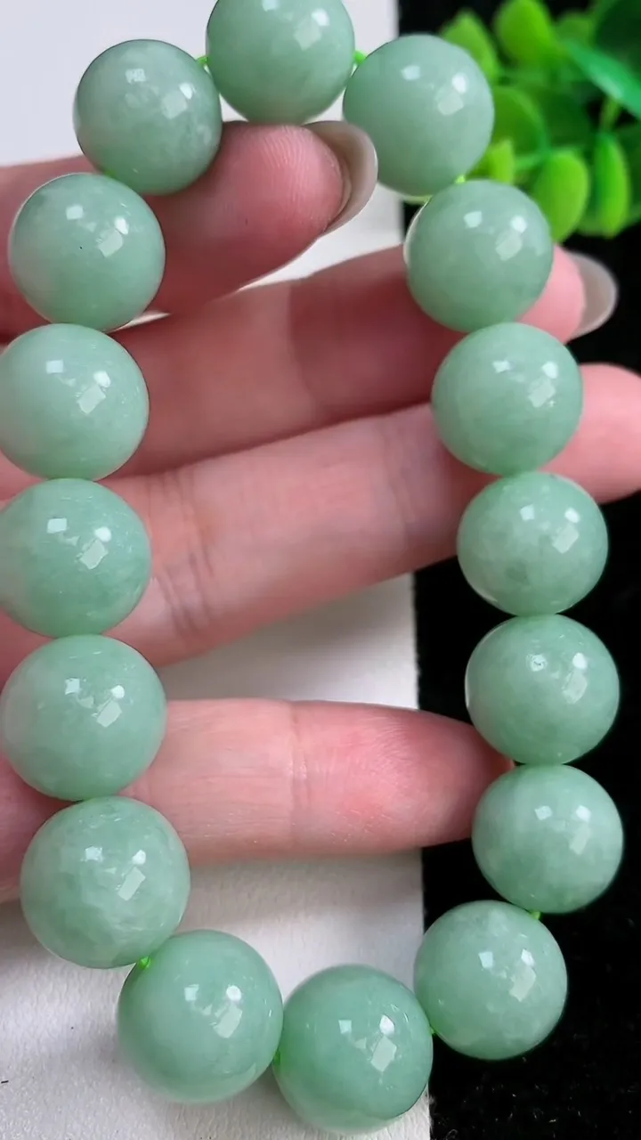 天然A货翡翠圆珠手串，尺寸13.5-16颗，重:66.67g12月15日
工厂直销收藏佳品,种好水足，色泽均匀，有种有色，上手高大气！