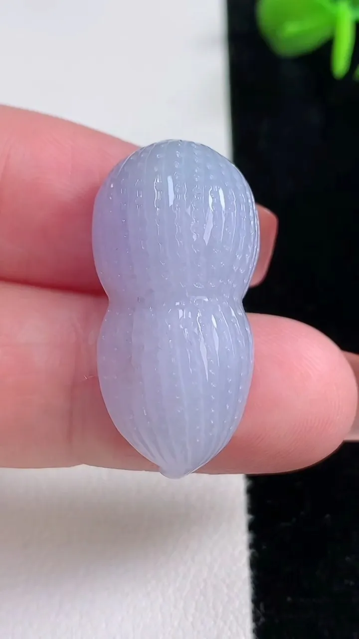 天然A货翡翠紫罗兰花生吊坠，尺寸30.3-15.3-11，重量:9.17g
12月15日