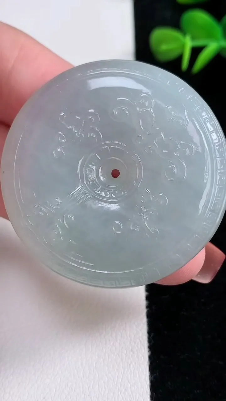 天然A货翡翠复古平安扣吊坠，尺寸44-9.4，重量:41.88g
12月15日