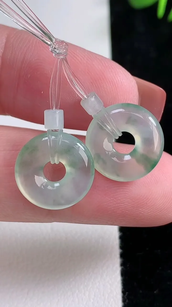 天然A货翡翠冰种飘花平安环吊坠一对，尺寸14-2.8，重量:2.52g
12月15日