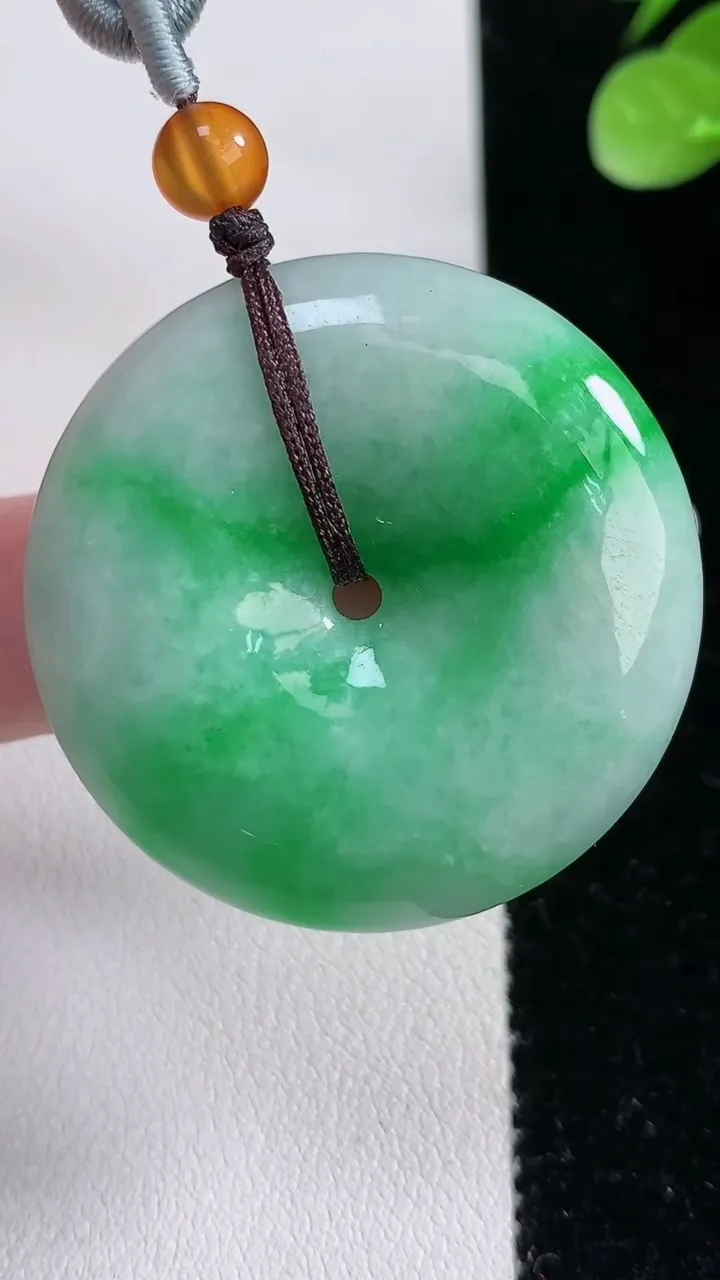 天然A货翡翠平安扣吊坠，尺寸38-8.2，重:24.17g
12月15日