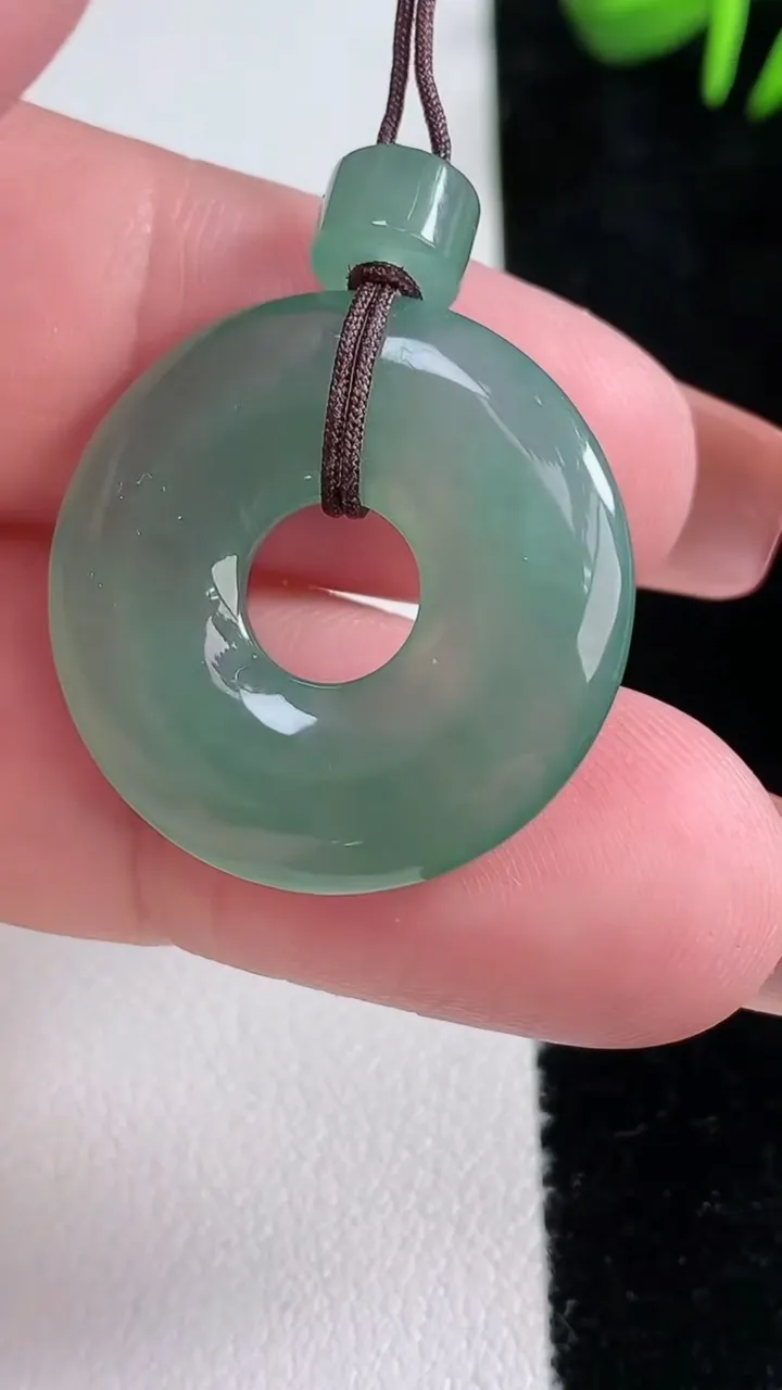 天然A货翡翠平安环吊坠，尺寸24.6-3.9，重量:5.02g
12月15日