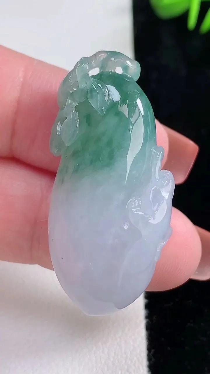 天然A货翡翠飘花福瓜吊坠，尺寸40.2-19.2-10.3，重量:13.93g
12月15日