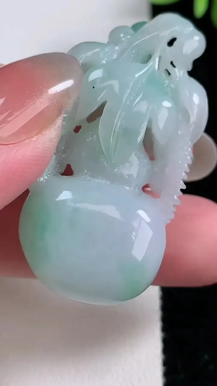 天然A货翡翠葫芦吊坠，尺寸48-25-13.5，重:23.88g
12月15日