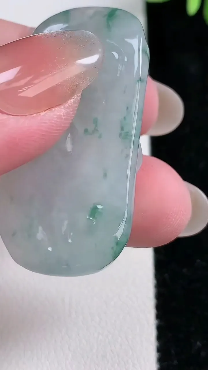 天然A货翡翠飘花富甲一方吊坠，尺寸44-21.8-9，重:16.70g
12月15日