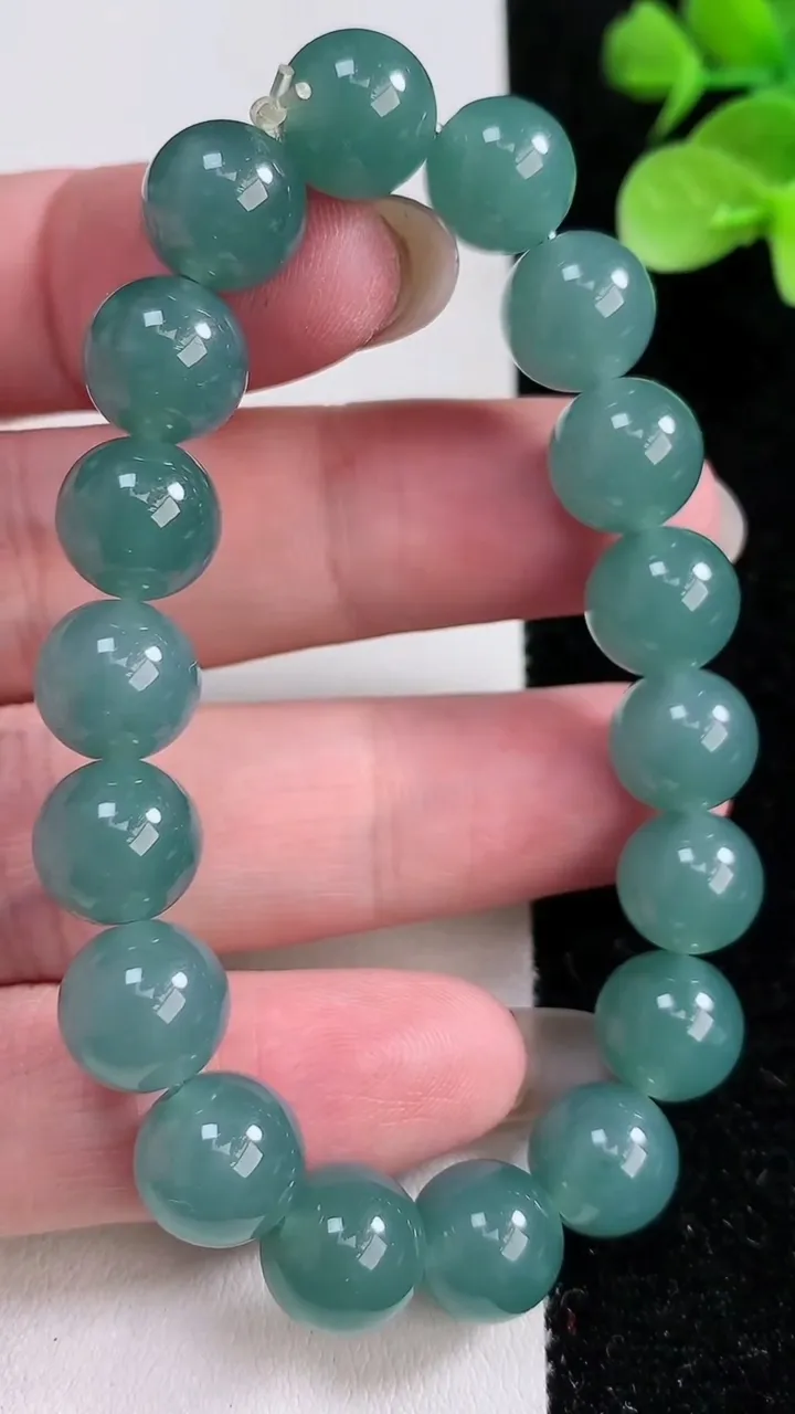 天然A货翡翠圆珠手串，尺寸9.8-18颗，重:30.92g12月15日
工厂直销收藏佳品,种好水足，色泽均匀，有种有色，上手高大气！