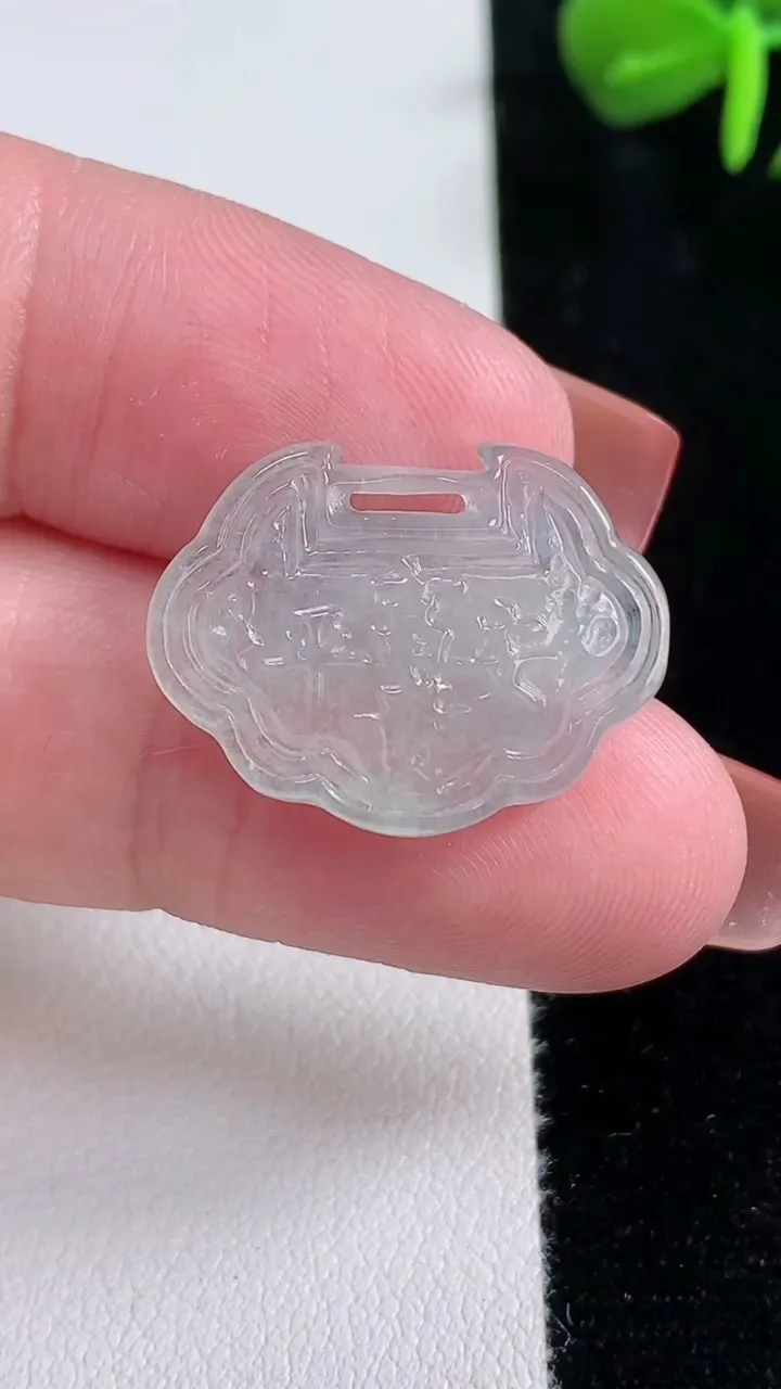 天然A货翡翠种白冰平安锁吊坠，尺寸17.4-23-3.3，重量:2.65g
12月15日