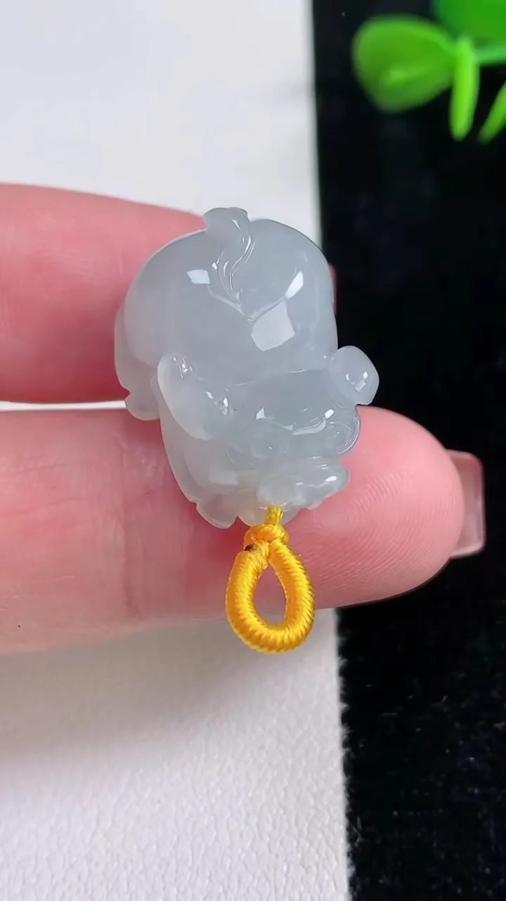 天然A货翡翠貔貅吊坠，尺寸21.3-15.7-11.3，重量:8.56g
12月15日