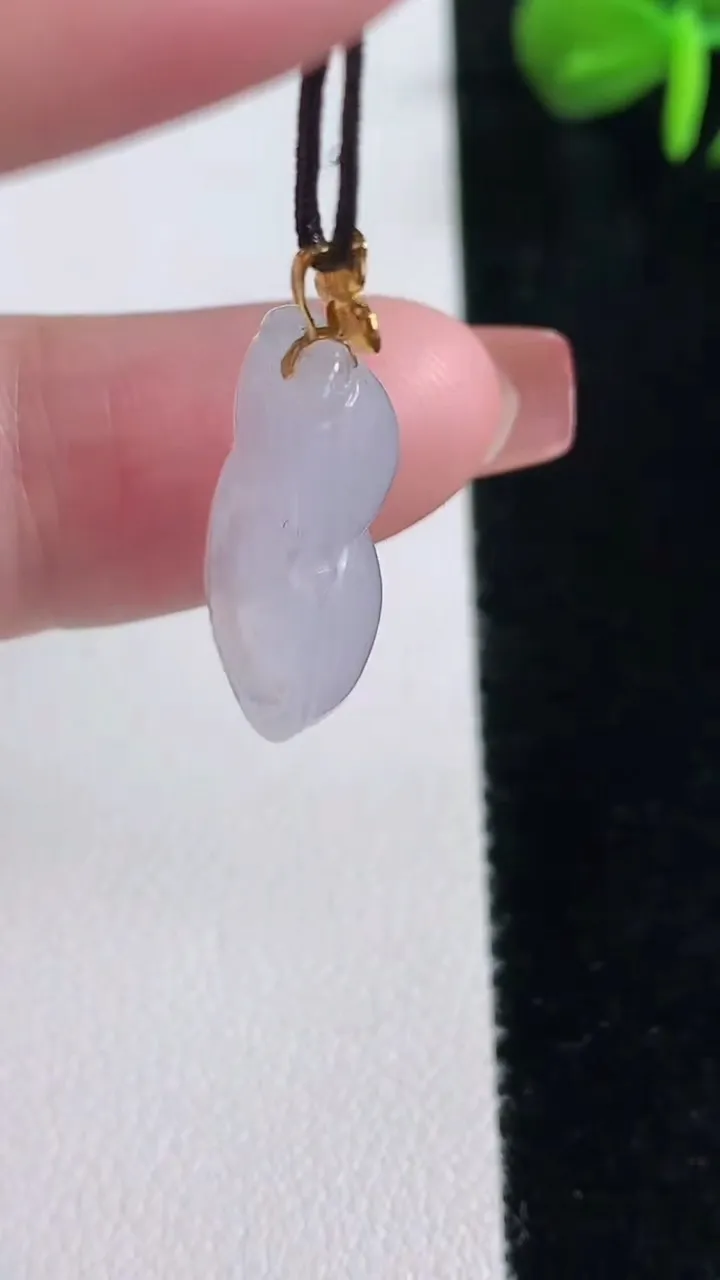 天然A货翡翠种白冰葫芦吊坠，尺寸21.8-12-5.8，重量:2.45g
12月15日