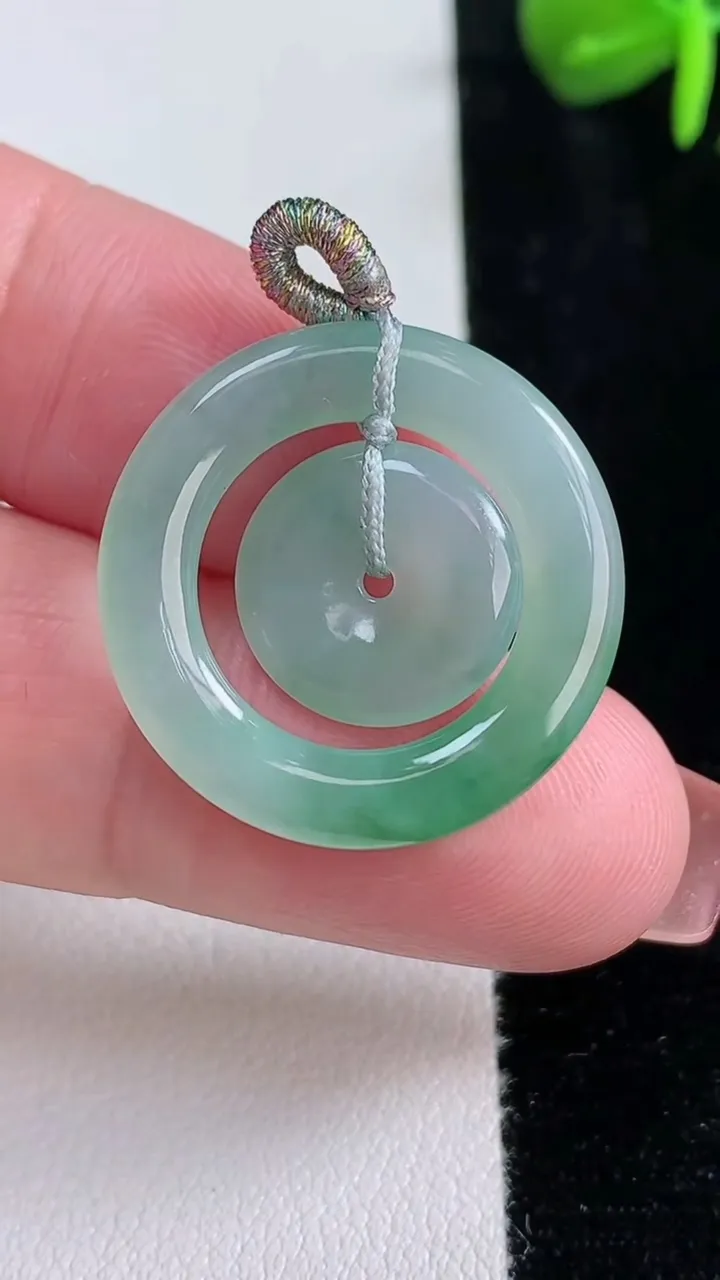 天然A货翡翠母子平安扣吊坠，尺寸24.3-2.9，重量:3.45g
12月15日