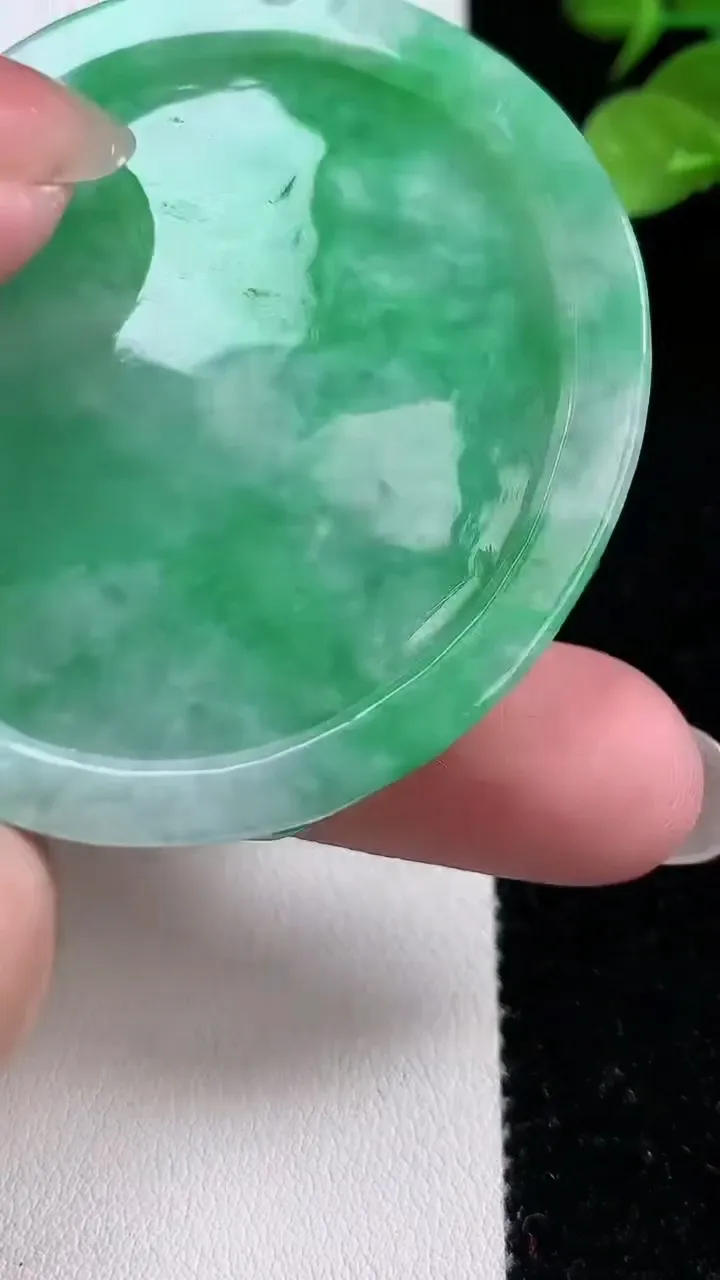 天然A货翡翠鸟语花香吊坠，尺寸55.5-48.6-13.8，重:59.38g
12月15日