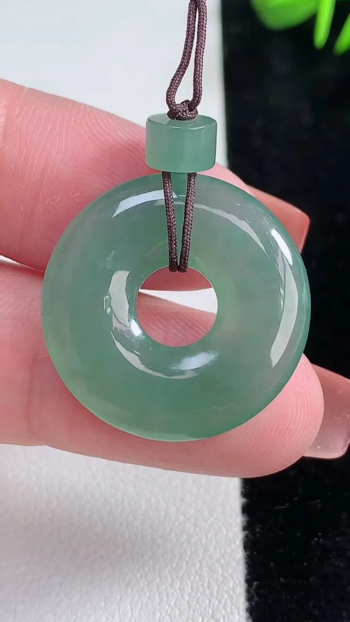 天然A货翡翠平安环吊坠，尺寸24.6-3.9，重量:5.02g
12月15日