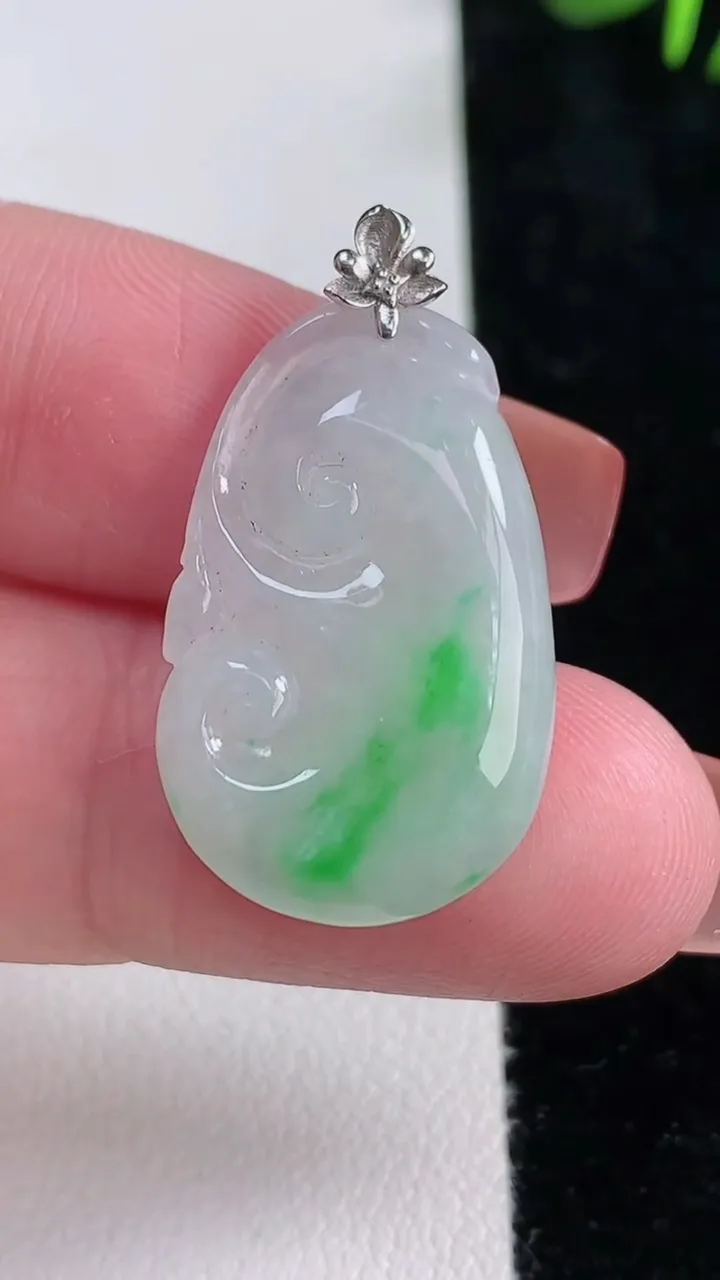 天然A货翡翠如意吊坠，尺寸26.8-16.8-4.2，重量:4.05g
12月15日