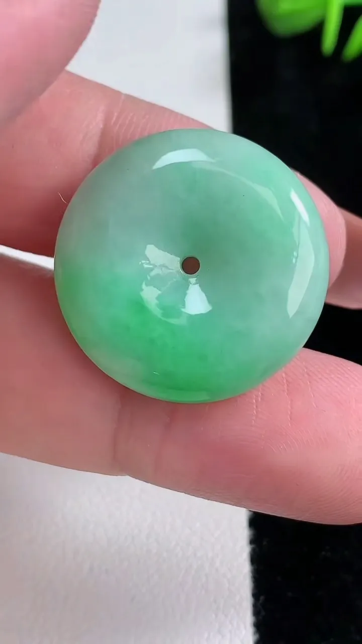 天然A货翡翠平安扣吊坠，尺寸24.5-6，重量:7.69g
12月15日