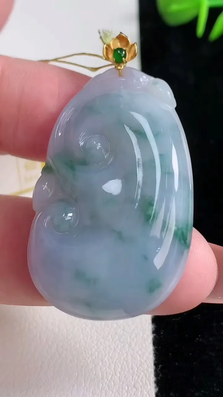 天然A货翡翠18K金紫罗兰飘花如意吊坠，尺寸40.4-25.2-5.7，重量:10.97g
12月15日