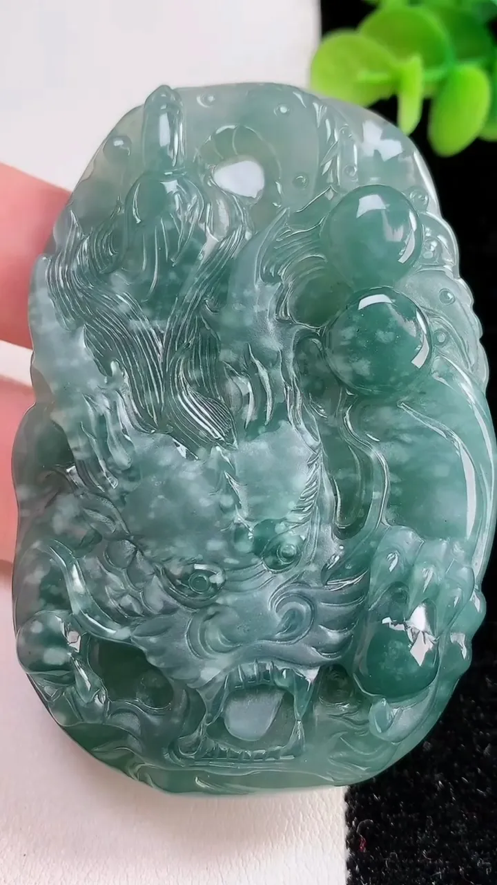 天然A货翡翠龙牌吊坠，尺寸70.8-47.5-8.3，重:51.39g
12月15日