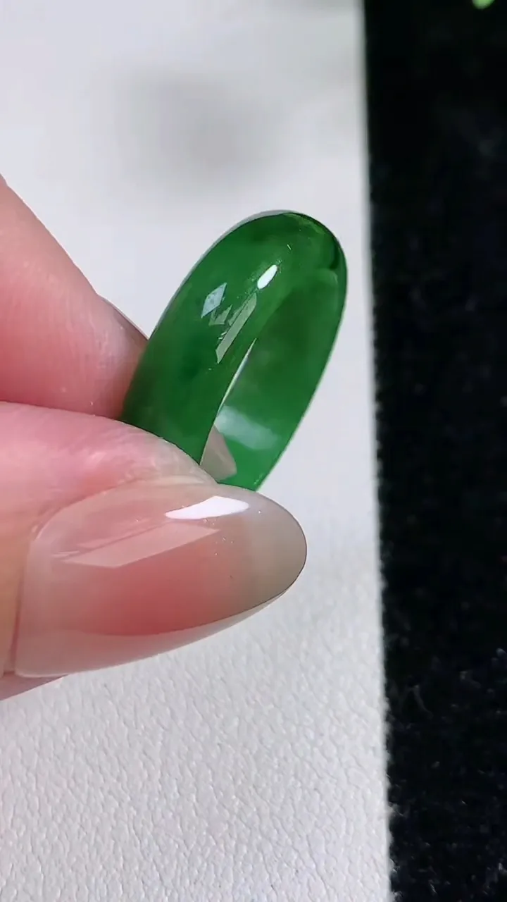 天然A货翡翠指环戒指，尺寸18.7-6-3，重:2.89g2025年12月15日
工厂直销收藏佳品,种好水足，色泽均匀，有种有色，上手高大气！