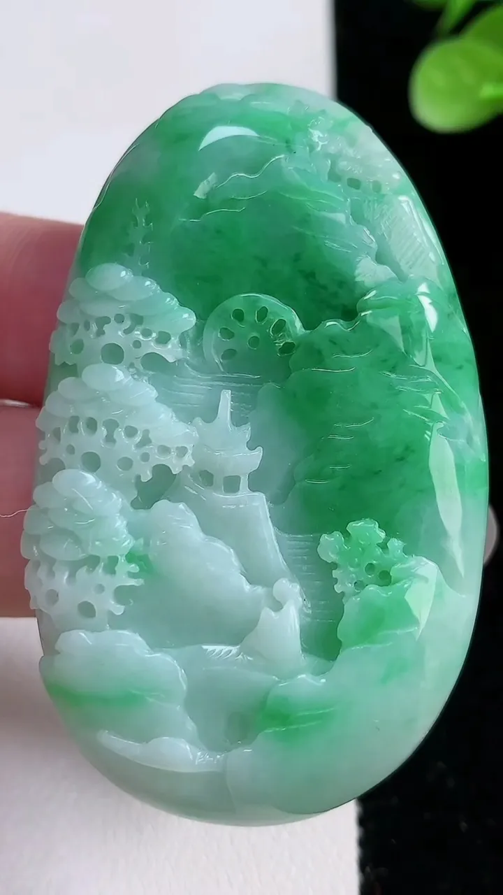 天然A货翡翠山水牌吊坠，尺寸58-36-8，重:37.03g
12月15日