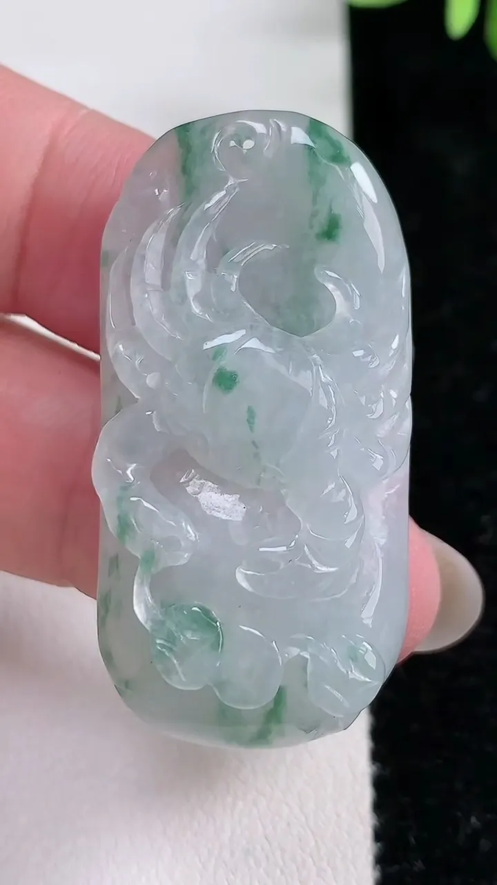 天然A货翡翠飘花富甲一方吊坠，尺寸44-21.8-9，重:16.70g
12月15日